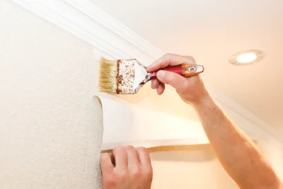 Pose de papier peint à Assignan — revêtements muraux et toiles de verre